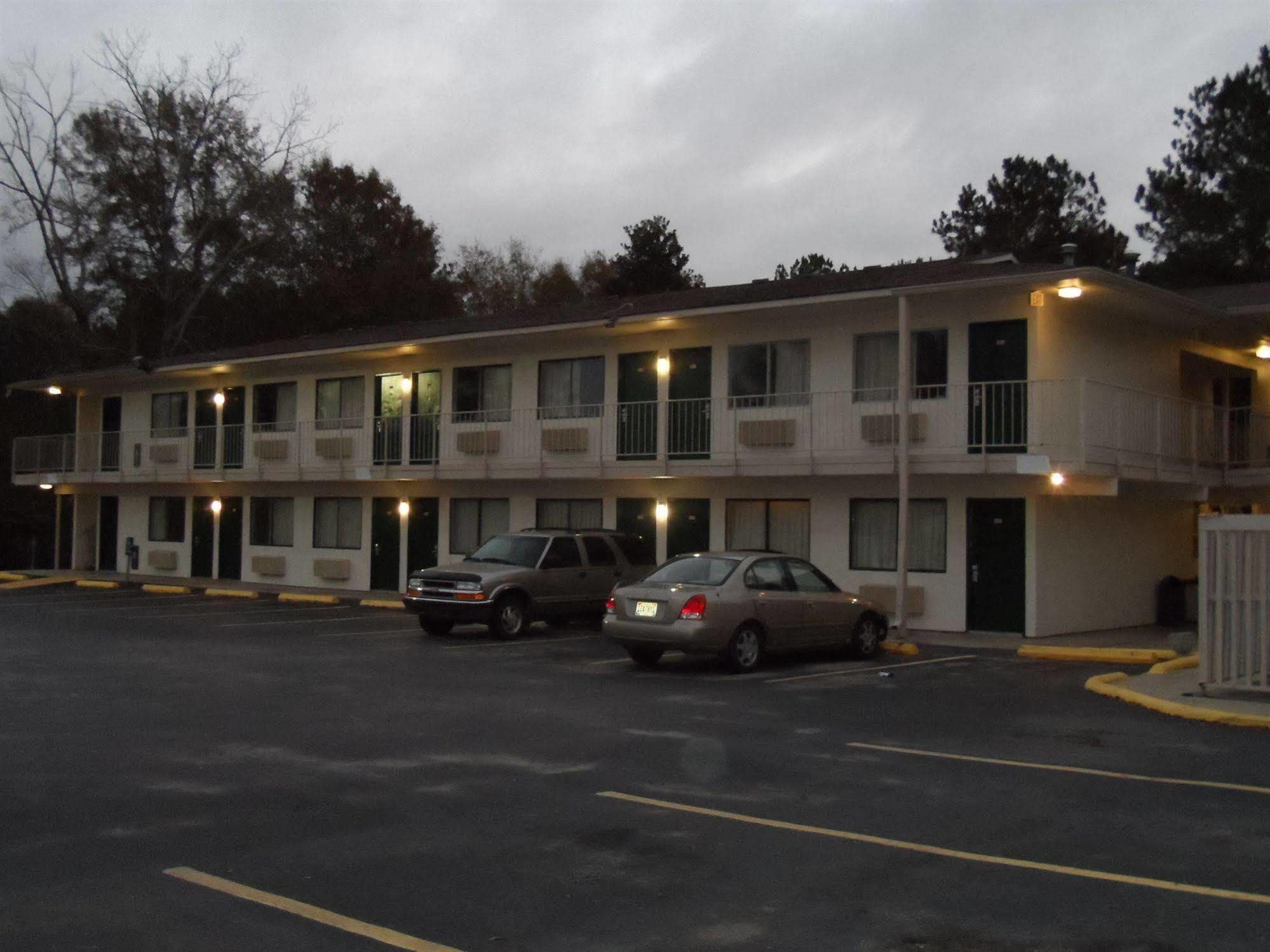 Carpet Inn Opelika Exterior photo